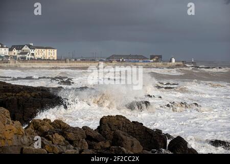 Ein Blick auf Porthcawl Town Beach bei Flut und starken Winden von 67mph traf die South Wales Coast am 11th. März 2021. Kredit: Lewis Mitchell Stockfoto