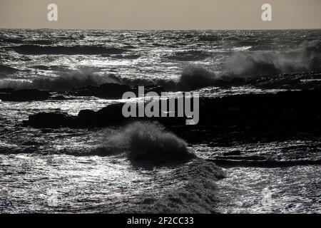 Ein Blick auf Porthcawl Town Beach bei Flut und starken Winden von 67mph traf die South Wales Coast am 11th. März 2021. Kredit: Lewis Mitchell Stockfoto