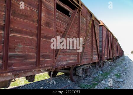 Vintage hölzerne Zugwaggons. Sowjetischer Stil Güterzüge. Retro-Style Stockfoto