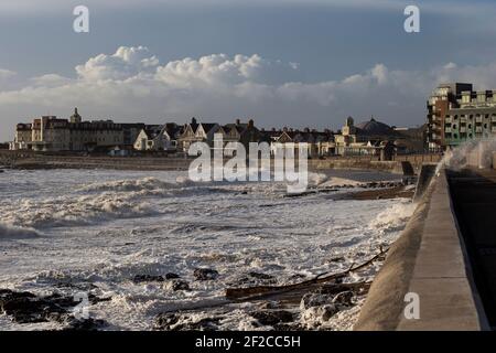 Ein Blick auf Porthcawl Town Beach bei Flut und starken Winden von 67mph traf die South Wales Coast am 11th. März 2021. Kredit: Lewis Mitchell Stockfoto