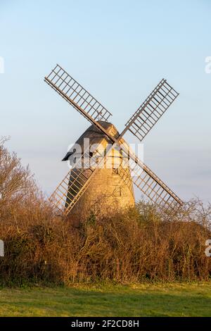 Blick auf die Stembridge Mill in High Ham in Somerset.die letzte verbleibende Strohwindmühle in Somerset. Stockfoto