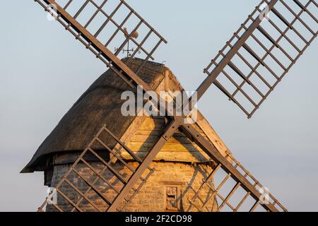 Blick auf die Stembridge Mill in High Ham in Somerset.die letzte verbleibende Strohwindmühle in Somerset. Stockfoto