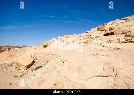 Berglandschaft rund um Djinn Blöcke - Steinturm Gräber in Petra, Jordanien Stockfoto