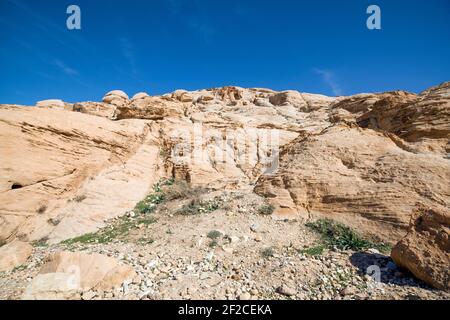 Berglandschaft rund um Djinn Blöcke - Steinturm Gräber in Petra, Jordanien Stockfoto