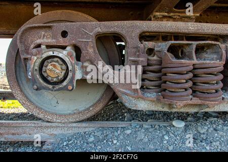 Fragment des alten rostigen Eisenbahnkarrigs, einschließlich Fahrgestell und Räder auf Schienen. Hergestellt in der UdSSR Stockfoto