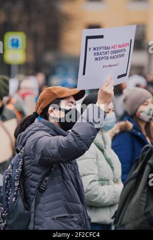 Am Internationalen Frauentag fand ein marsch und eine Kundgebung zur Verteidigung der Frauenrechte statt. Mehr als 800 Menschen nahmen an der Kundgebung Teil. Der marsch fand auf einer der Hauptstraßen der Stadt statt und endete mit einer Kundgebung auf dem Platz. Dies ist der erste offizielle feministische marsch Kasachstans. Der marsch wurde von den lokalen Behörden genehmigt. Die Demonstranten wollten gleiche Bezahlung und strafrechtliche Sanktionen für Belästigung. Almaty, Kasachstan. Stockfoto