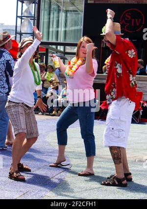 Mai 5 2011 Kansas City MO USA Partygänger tanzen Bei einem Get-to-gether-Konzert im Power and Light District Stockfoto