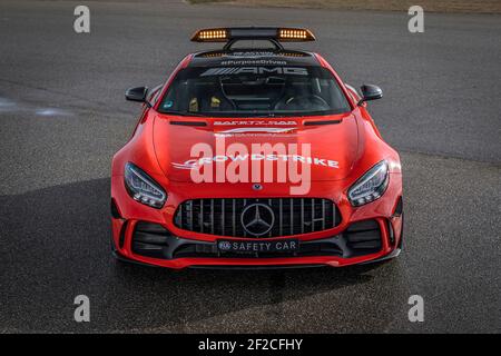 Neues Design für Mercedes-AMG Official FIA F1 Safety Car™ und Medical Car™ / Mercedes-AMG GT R (Kraftstoffverbrauch kombiniert 12,4 l/100 km, CO2 Emissionen kombiniert 284 g/km). Mercedes-AMG C 63 S T-Modell (Kraftstoffverbrauch kombiniert 10,0 l/100 km, CO2 Emissionen kombiniert 229 g/km). REDAKTIONELL NUR Mercedes-Benz AG. Stockfoto