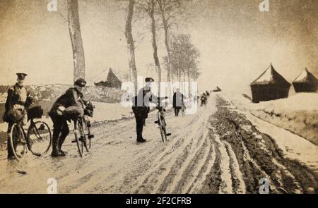 WWI - EINE Momentaufnahme der Männer des britischen Cyclist Corps, die im Jahr 1916 schneebedeckte französische Straßen hinter den Linien durchzogen haben. Volunteer Cycler Units wurden Anfang 1880s gegründet, mit den 26th Middlesex Rifle Volunteers (die erste komplette Fahrradeinheit), die im Jahr 1888 gegründet wurden. Die Haldane-Reformen im Jahr 1908 reorganisierten die Freiwilligen in die Territorialkraft, neun Bataillone von Radfahrern wurden gebildet und andere folgten. Durch den ersten Weltkrieg hatte die Territorialkraft eine Stärke von vierzehn Radfahrer Bataillone. Alle Korps wurden um 1922 aufgelöst oder in normale Einheiten umgewandelt. Stockfoto