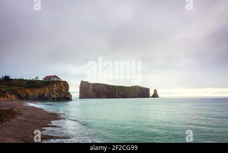 Provinz Quebec, Kanada, September 2019, Blick auf Percé Rock im Golf von Saint Lawrence Stockfoto