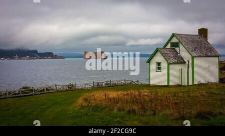 Provinz Quebec, Kanada, September 2019, Holzhaus am Golf von Saint Lawrence und Percé Rock Stockfoto