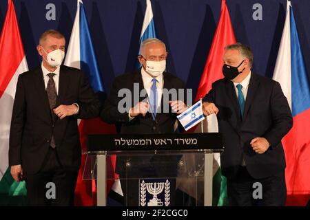 Jerusalem, Israel. März 2021, 11th. Der israelische Ministerpräsident Benjamin Netanjahu (C), der ungarische Premierminister Viktor Orbán (R) und der tschechische Premierminister Andrej Babiš (L) haben bei ihrem Treffen am Donnerstag, dem 11. März 2021 in Jerusalem einen Ellenbogenstoß verübt. Pool Foto von Abir Sultan/UPI Kredit: UPI/Alamy Live Nachrichten Stockfoto