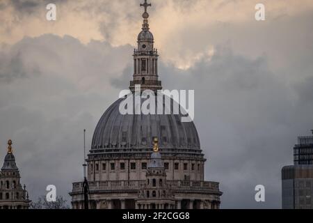 Kuppel der St. Pauls's Cathedral, eingerahmt von den Türmen der Wren's City Kirchen, London, England, Großbritannien Stockfoto