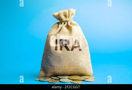 Geldbeutel mit dem Wort IRA - individuelles Rentenkonto. Steuerbegünstigte Konto, das Einzelpersonen verwenden, um zu sparen und für den Ruhestand zu investieren. Unternehmen A Stockfoto