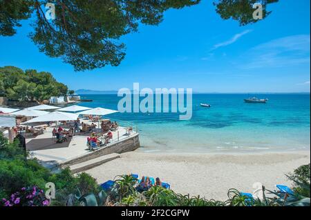 Alcanada Strand mit Restaurant, Alcudia, Mallorca, Balearen, Spanien Stockfoto