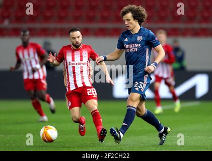 Olympiacos' Mathieu Valbuena (links) und Arsenals David Luiz kämpfen während der UEFA Europa League sechzehn, erstes Beinspiel im Karaiskakis Stadium, Griechenland, um den Ball. Bilddatum: Donnerstag, 11. März 2021. Stockfoto