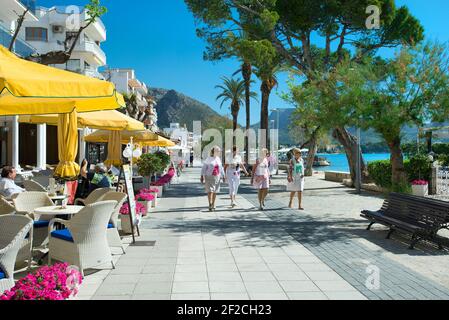 Cafés auf Pine Walk Promenade, Port Pollenca, Mallorca, Balearen, Spanien Stockfoto