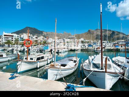 Boote in Marina, Port Pollenca, Mallorca, Balearen, Spanien Stockfoto