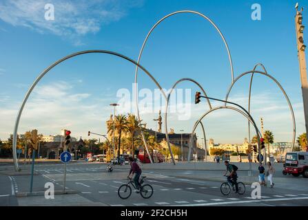 Onades Waves Skulptur von Andreu Alfaro mit Aduana Gebäude in Port vell Bereich, Barcelona, Katalonien, Spanien Stockfoto