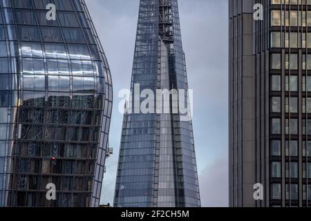 Londons ikonisches Shard-Gebäude steht neben anderen Londoner Wolkenkratzern in der Skyline der Hauptstadt, London, England, Großbritannien Stockfoto