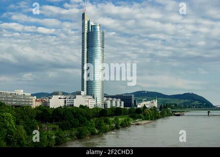 01 Juni 2019 Wien, Österreich - Fernsicht auf den 1999 erbauten Millennium-Turm, entworfen von Gustav Peichl, Boris Podrecca und Rudolf Weber. Stockfoto