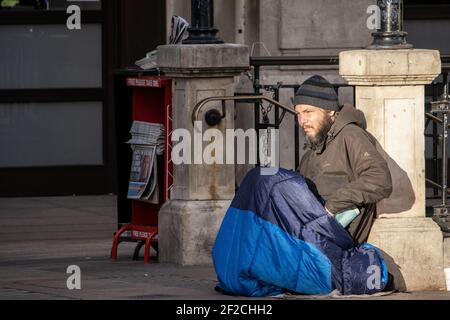 Obdachloser bettelte vor der U-Bahnstation Oxford Circus, Central London, England, Großbritannien um Geld Stockfoto