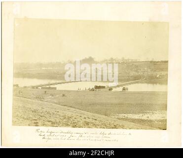 Ponton (d.h. Ponton) Brücken an ''Franklins Crossing'' 2-1-2 Meilen unterhalb Fredericksburg, VA., gelegt April 29th 1863 - von der Ebene über dem Flussboden wurden hier in Decr Brücken gelegt. 1862 und Zoll Stockfoto