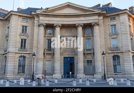 Paris, Frankreich - Februar 13 , 2021 : Blick auf die Juristische Fakultät der Universität Paris in der Nähe des Pantheons. Französische Inschrift an der Fassade: Liberty, Equa Stockfoto