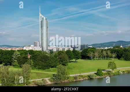 01 Juni 2019 Wien, Österreich - Fernsicht auf den Millennium Tower an der Donau. Stockfoto