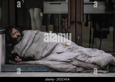 Obdachloser, der in einem Ladeneingang entlang der Regent Street, Central London, England, Großbritannien schläft Stockfoto