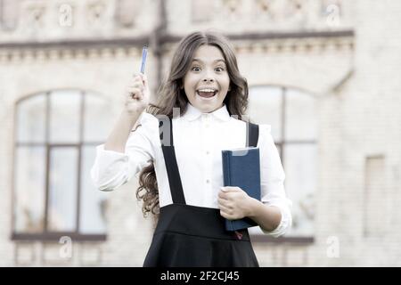 Zurück in der Schule willkommen. Schule Mädchen formal einheitliche halten buchen. Auf dem Weg zu wissen. Studenten leben. Schule Schüler. Intelligentes Kind. Geistige Aufgabe. Kognitiven Prozess. Neue schule Projekt starten. Stockfoto