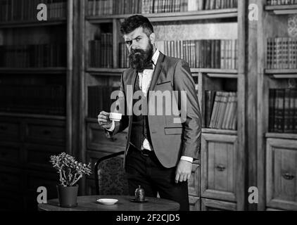 Süße Momente der Entspannung mit Büchern und einer Tasse Kaffee. Stockfoto