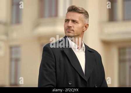 Liebe neuen Stil. Geschäftserfolg. Warm und bequem in dieser Saison. Eleganz bleibt in Mode. Mode-Modell in lässiger Kleidung. Mann mit Herbstjacke. Mantel macht den Menschen eleganter aussehen. Stockfoto