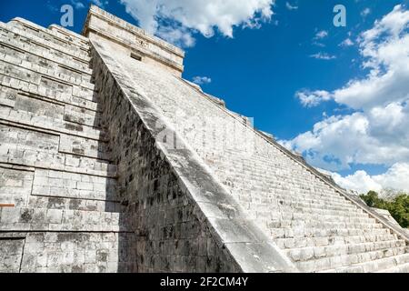 Landschaft des Tempels von Kukulcan - Pyramide in der Mitte der Chichen Itza archäologischen Stätte, Yucatan, Mexiko Stockfoto