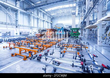 Stanz-Linien in einer Autofabrik Stockfoto