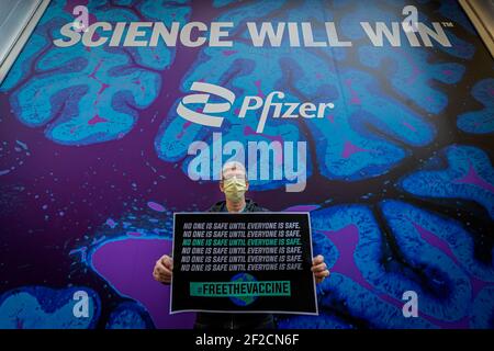 New York City, USA. März 2021, 11th. Am 11. März 2021 eine Koalition von Organisationen der Gesundheitsfürsorge, die sich vor dem Pfizer Worldwide Headquarters in Manhattan versammelten, um die Regierung Biden aufzufordern, Pharmaunternehmen zu drängen, sich zu einer gerechten globalen Gaccinverteilung zu verpflichten und die Pandemie überall zu beenden, indem sie die Aufhebung des Monopolschutzes der Welthandelsorganisation für unterstützt Big Pharma und der COVID-19 Technology Access Pool und um eine gerechte Impfstoffverteilung in der ganzen Welt zu gewährleisten. (Foto von Erik McGregor/Sipa USA) Quelle: SIPA USA/Alamy Live Neu Stockfoto