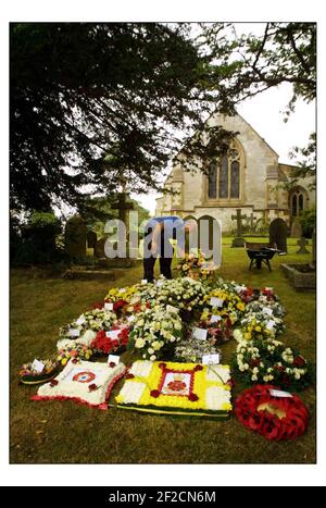 Das Begräbnis für Capt. David Jones fand in der All Saints Church in South Elkington, Lincolnshire statt. Kränze werden nach der Zeremonie im Kirchengelände gelegt.Bild David Sandison 28/8/2003 Stockfoto
