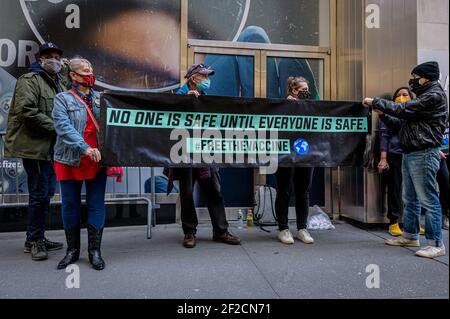 New York City, USA. März 2021, 11th. Am 11. März 2021 eine Koalition von Organisationen der Gesundheitsfürsorge, die sich vor dem Pfizer Worldwide Headquarters in Manhattan versammelten, um die Regierung Biden aufzufordern, Pharmaunternehmen zu drängen, sich zu einer gerechten globalen Gaccinverteilung zu verpflichten und die Pandemie überall zu beenden, indem sie die Aufhebung des Monopolschutzes der Welthandelsorganisation für unterstützt Big Pharma und der COVID-19 Technology Access Pool und um eine gerechte Impfstoffverteilung in der ganzen Welt zu gewährleisten. (Foto von Erik McGregor/Sipa USA) Quelle: SIPA USA/Alamy Live Neu Stockfoto