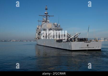 Blick auf den Hafen von USS Lake Champlain (CG-57) ab San Diego 180104 Stockfoto