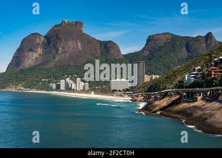 Schöne Küste von Rio de Janeiro mit Sao Conrado Strand, Pedra da Gavea und Pedra Bonita Berge Stockfoto