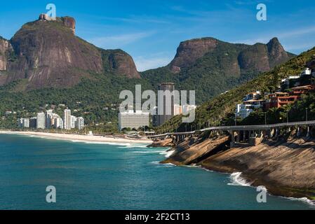 Schöne Küste von Rio de Janeiro mit Sao Conrado Strand, Pedra da Gavea und Pedra Bonita Berge Stockfoto