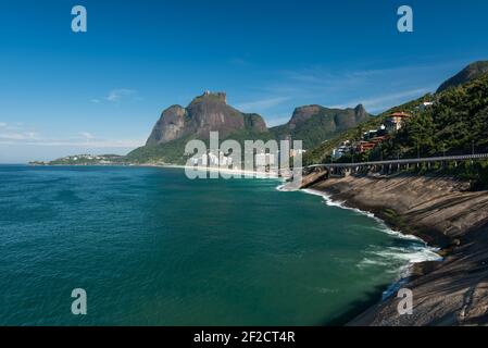 Schöne Küste von Rio de Janeiro mit Sao Conrado Strand, Pedra da Gavea und Pedra Bonita Berge Stockfoto