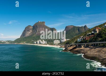 Schöne Küste von Rio de Janeiro mit Sao Conrado Strand, Pedra da Gavea und Pedra Bonita Berge Stockfoto