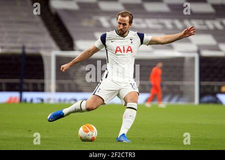 London, Großbritannien. März 2021, 11th. Harry Kane von Tottenham Hotspur in Aktion während des Spiels. UEFA Europa League, Runde 16, 1st Leg Match, Tottenham Hotspur gegen Dinamo Zagreb im Tottenham Hotspur Stadion in London am Donnerstag, 11th. März 2021. Dieses Bild darf nur für redaktionelle Zwecke verwendet werden. Nur redaktionelle Verwendung, Lizenz für kommerzielle Nutzung erforderlich. Keine Verwendung in Wetten, Spiele oder ein einzelner Club / Liga / Spieler Publikationen. PIC von Steffan Bowen / Andrew Orchard Sport Fotografie / Alamy Live News Kredit: Andrew Orchard Sport Fotografie / Alamy Live News Stockfoto