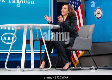 Washington, Usa. März 2021, 11th. US-Vizepräsidentin Kamala Harris nimmt an einem ARP-econ-virtuellen Briefing mit Amerikanern Teil, um über die Verabschiedung des amerikanischen Rettungsplans im Gebäude des Eisenhower Executive Office in Washington, USA, zu sprechen, 11. März 2021. Foto von Ken Cedeno/UPI Kredit: UPI/Alamy Live Nachrichten Stockfoto