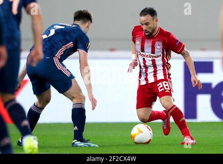 Arsenals Kieran Tierney (links) und Olympiacos' Mathieu Valbuena kämpfen um den Ball während der UEFA Europa League Runde von sechzehn, erstes Beinspiel im Karaiskakis Stadium, Griechenland. Bilddatum: Donnerstag, 11. März 2021. Stockfoto