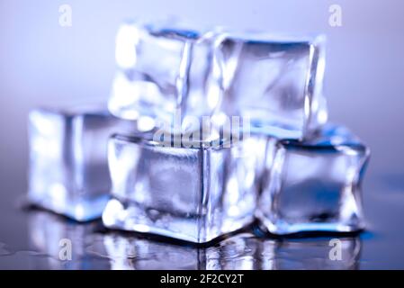 Eiswürfel auf blauem Hintergrund. Eis auf blauem Hintergrund. Stockfoto