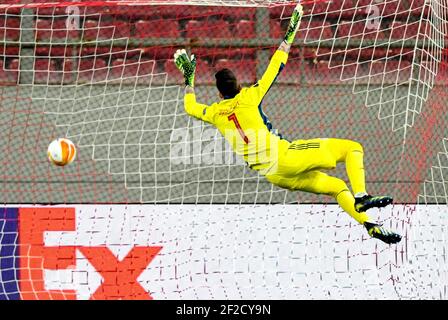 Olympiakos-Torhüter Pedro Jose Sa kann Arsenals Martin Odegaard (nicht abgebildet) nicht daran hindern, während der sechzehnjährigen UEFA Europa League-Runde im Karaiskakis-Stadion in Griechenland das erste Tor seiner Mannschaft zu erzielen. Bilddatum: Donnerstag, 11. März 2021. Stockfoto