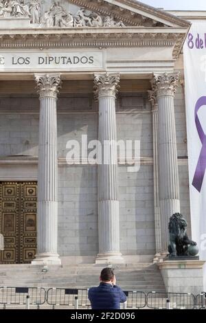 Gebäude des spanischen Abgeordnetenkongresses. Touristen, die Fotos machen. Madrid, Spanien Stockfoto