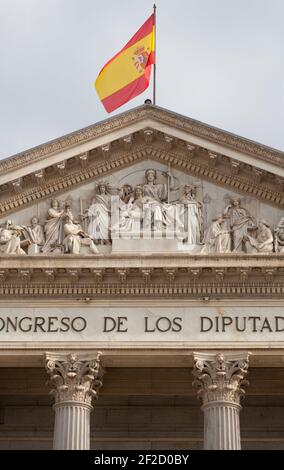 Gebäude des spanischen Abgeordnetenkongresses. Tympanon. Madrid, Spanien Stockfoto